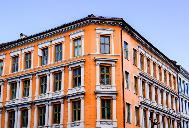 Fasade av et klassisk bygård i Oslo, representerer muligheter for oppussing i borettslag.